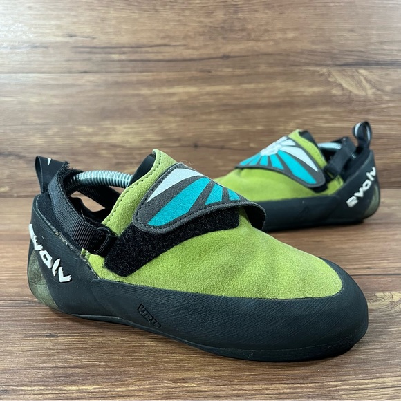 evolv Other - Evolv Climbing Shoes Size 4Y Green